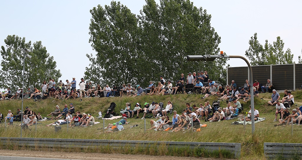 Der er godt vejr i sigte, så det er bare om at komme afsted for at få de gode oplevelser og den gode stemning helt ind under huden.
(Foto: Motorsporten.dk)